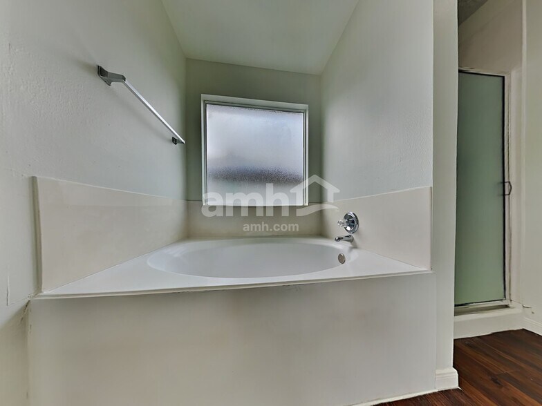 Building Photo - 9423 Eaglewood Spring Dr