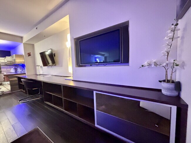 Building Photo - Palms Place Studio — Skyline Views, 5 Minu...