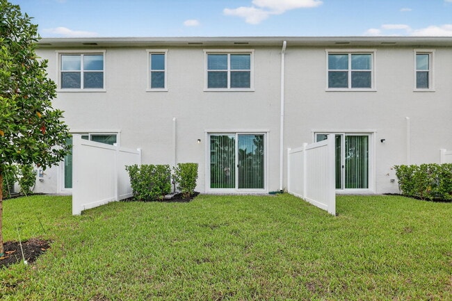 Building Photo - 305 SE Crossoak Ln
