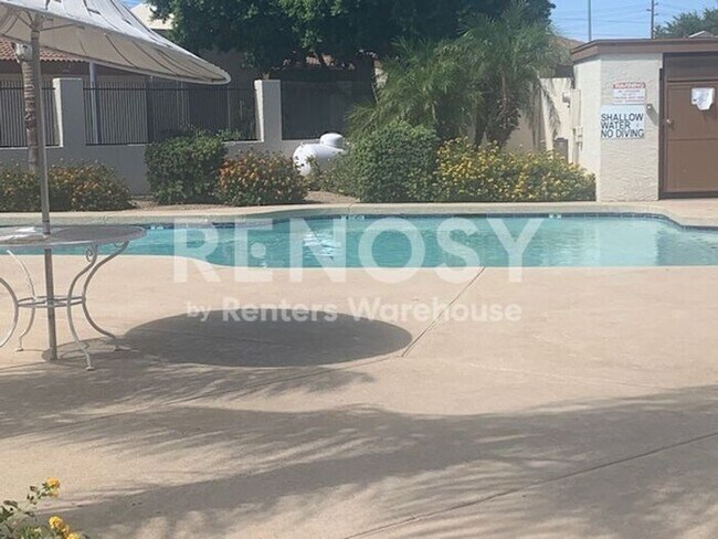 Building Photo - Ideal 2 BD/2 BA/2 CG Townhome with Community Pool Near Olive & 67th in Peoria!