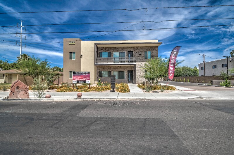 Building Photo - 1037 S Farmer Ave