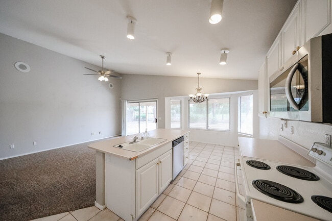 Building Photo - 14707 W Lupine Ln