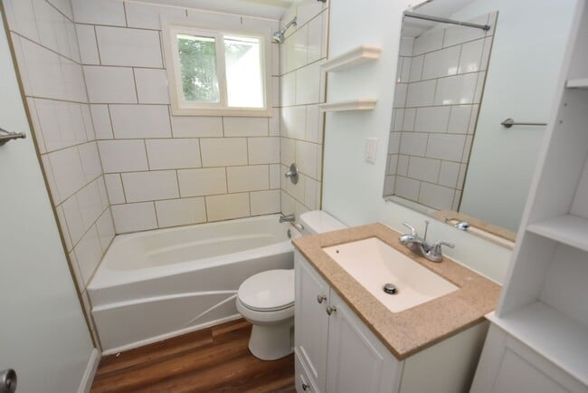 Building Photo - 4 bedroom 2 bath home close to UP Mall