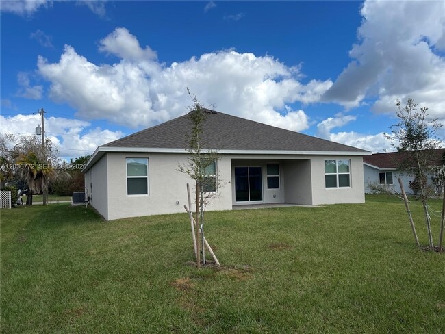 Building Photo - 455 Londrina Dr