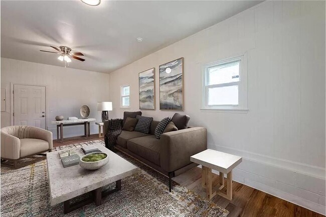 Building Photo - 1613 Loren Cres