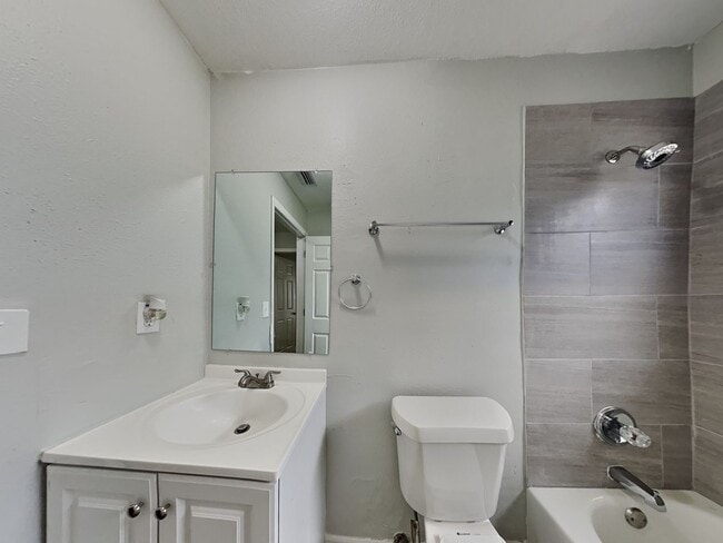 Building Photo - Beautifully Renovated 3 Bed 2 Bath Home with Garage in Tampa, FL