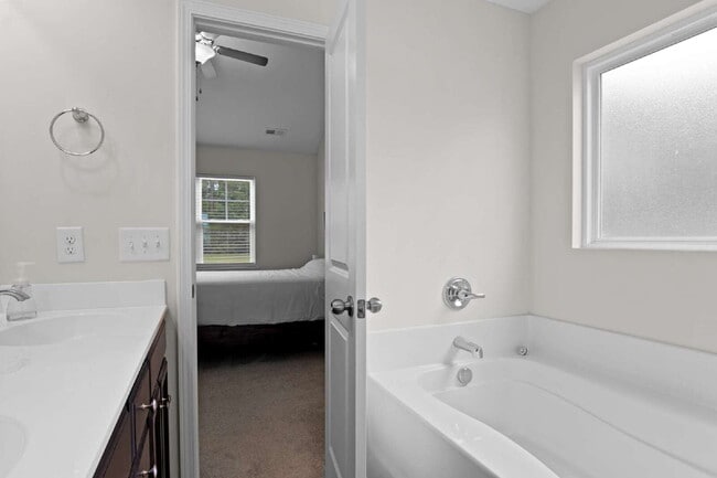 Building Photo - 410 Silverstone Pl