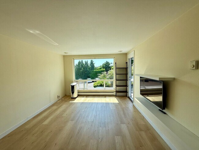 Building Photo - Lake Washington waterfront living with lak...
