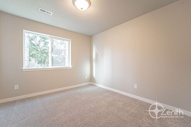 Building Photo - 4712 NE 37th Ct
