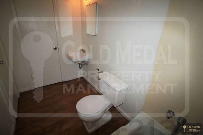 Building Photo - 926 JR Ct – Your Cozy Cove Retreat!