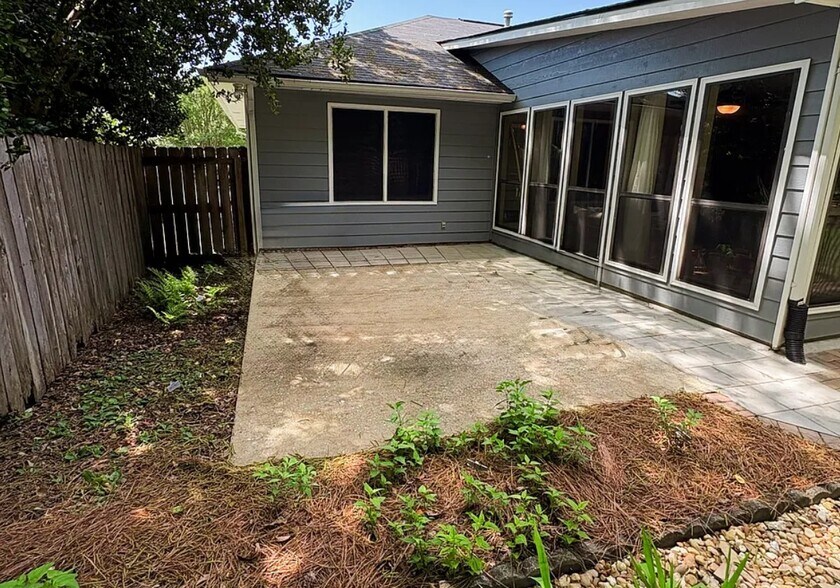 Building Photo - 2251 Birchwood Dr