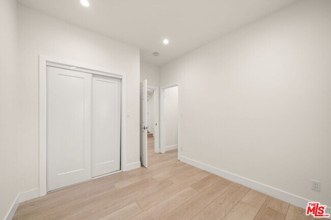Building Photo - 212 S Reeves Dr