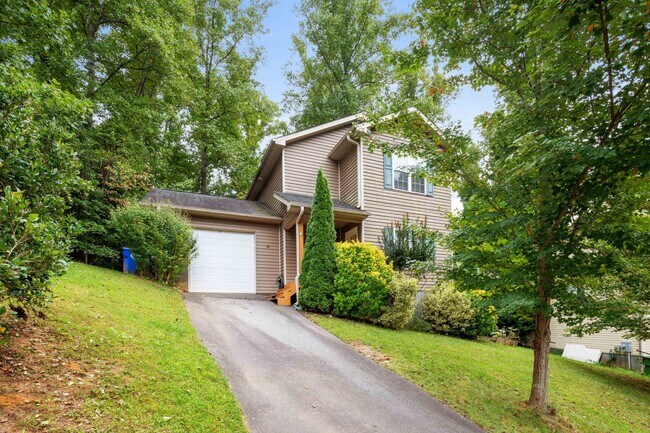 Primary Photo - 3 Bedroom 1.5 bath house close to West Ash...