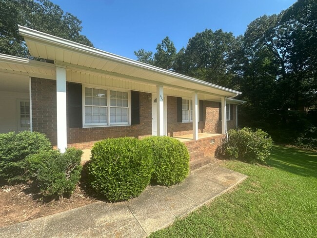 Building Photo - 927 Pinecliff Dr