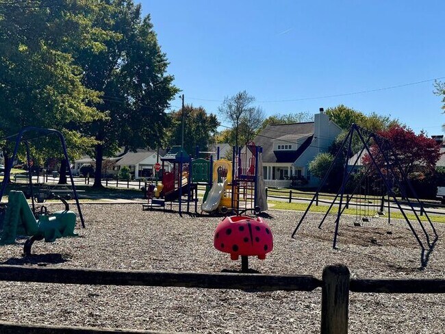 Building Photo - Medical District Location, Fenced Yard, an...