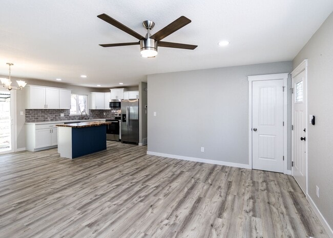 Building Photo - Newly Remodeled 5 Bed Home with Huge Yard