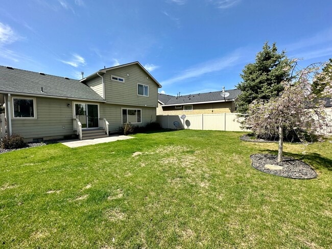 Building Photo - LARGE SINGLE FAMILY HOME ON CORNWALL (RPM#220)