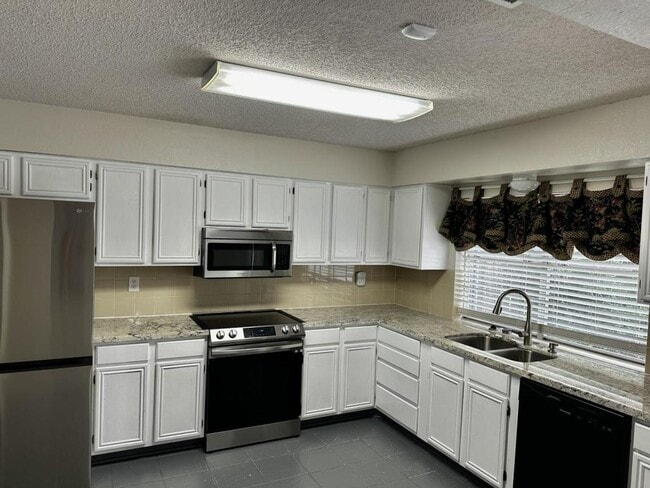 Building Photo - 527 Queen Anne Dr