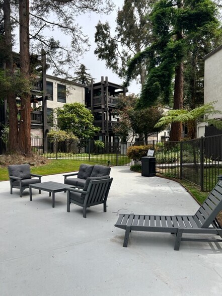 Complex Grounds - 7740 Redlands St