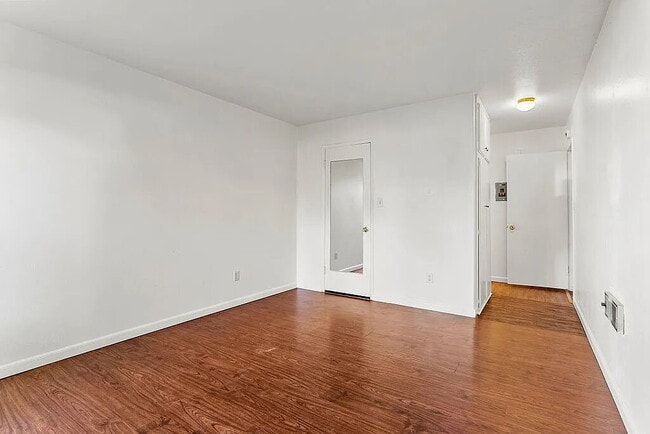 Building Photo - "Chic 1-Bedroom Haven in Santa Ana – 700 Sq Ft of Modern Comfort!"
