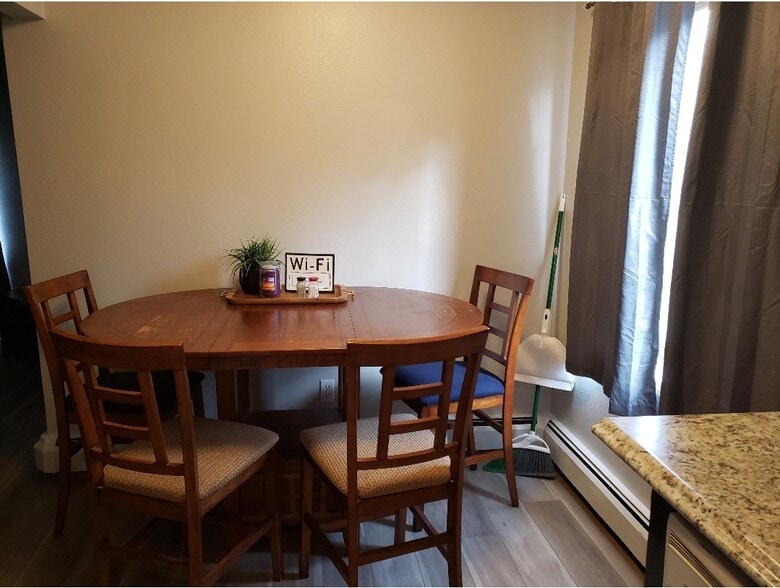 Kitchen: eat-in dining area - 625 E 22nd Ave