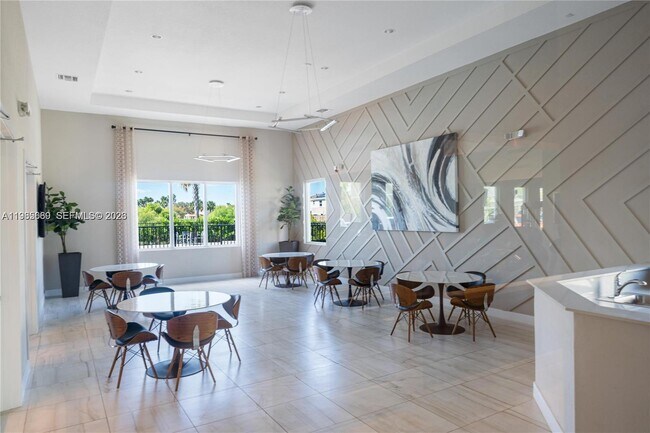 Building Photo - 495 NE 5th Ln