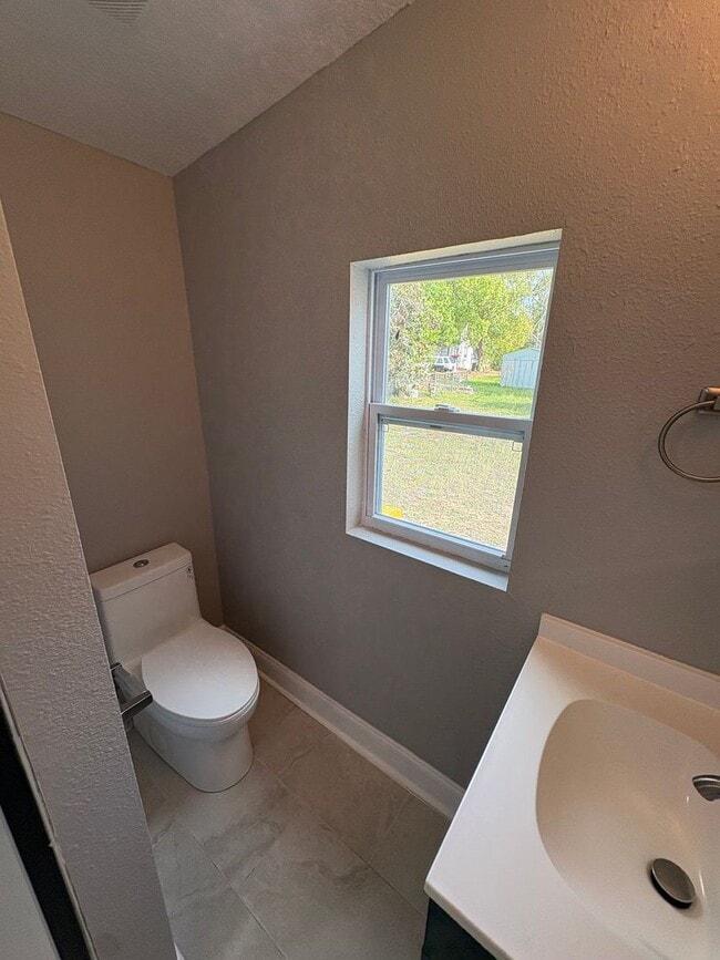 Building Photo - 3 Bed / 2 Bath Single-Family | Effective Rent After Credit