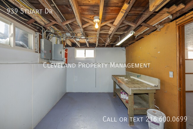 Building Photo - 939 Stuart Dr