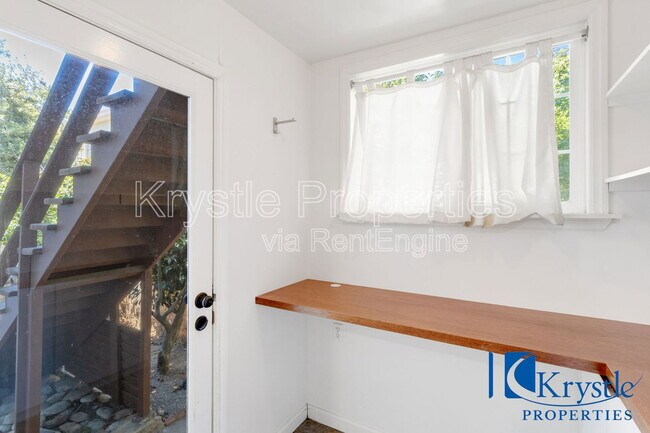 Building Photo - 1322 Wanda St