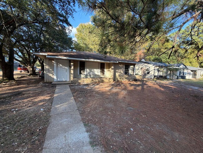 Building Photo - Nearly A New Home!