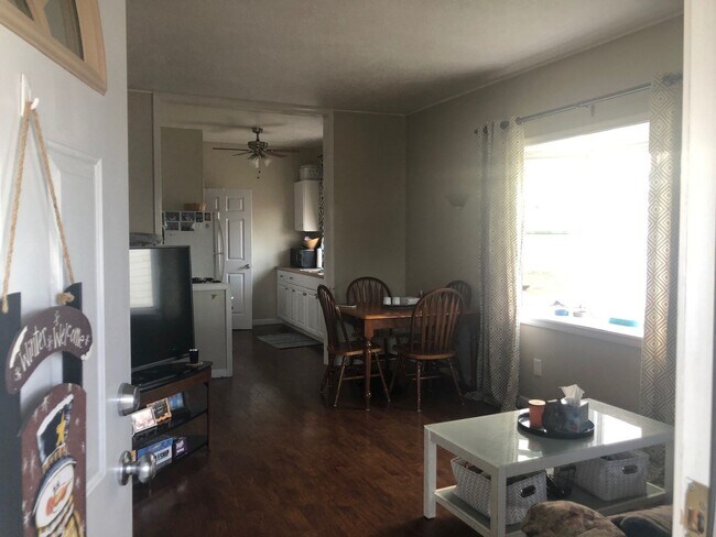 Building Photo - 2 Bedroom with Bonus Room in Basement