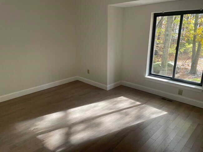 Building Photo - 64 Dunvegan Wds Dr