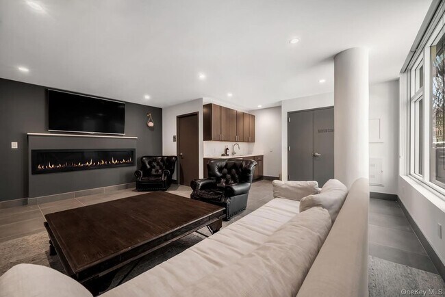 Building Photo - 2815 35th Street Unit 5A