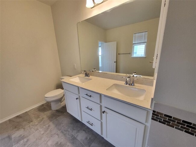 Building Photo - 817 Solitude Dr