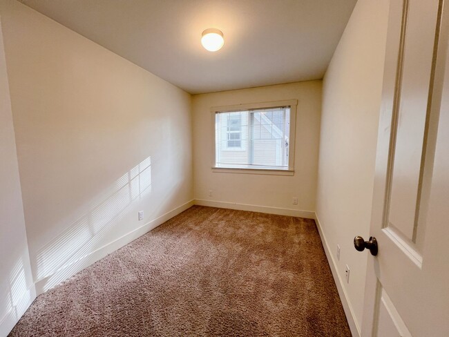 Building Photo - 3-Bedroom Duplex Just Blocks from WWU