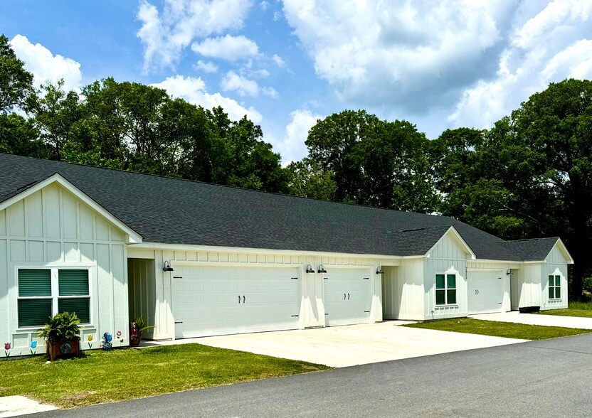 Building Photo - The Residences at Willow Creek