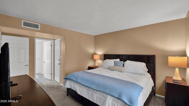 Building Photo - 8649 E Royal Palm Rd