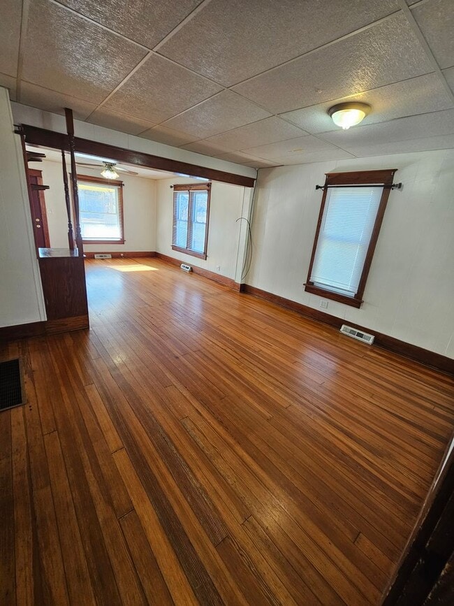 Building Photo - Spacious 2 Bedroom 1 Bath with 2 car Garage