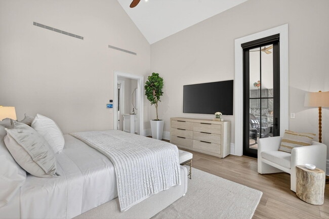 Building Photo - 400 Mola Ave