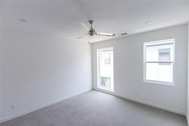 Building Photo - 427 W 10th St