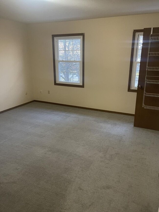 Building Photo - 1376 Red Tail Hawk Dr