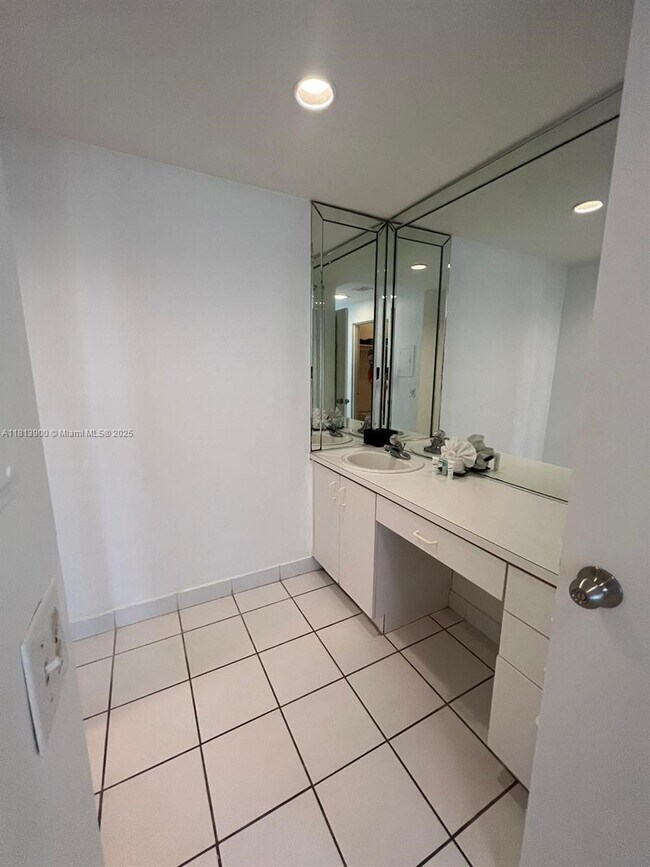 Building Photo - 3505 S Ocean Dr