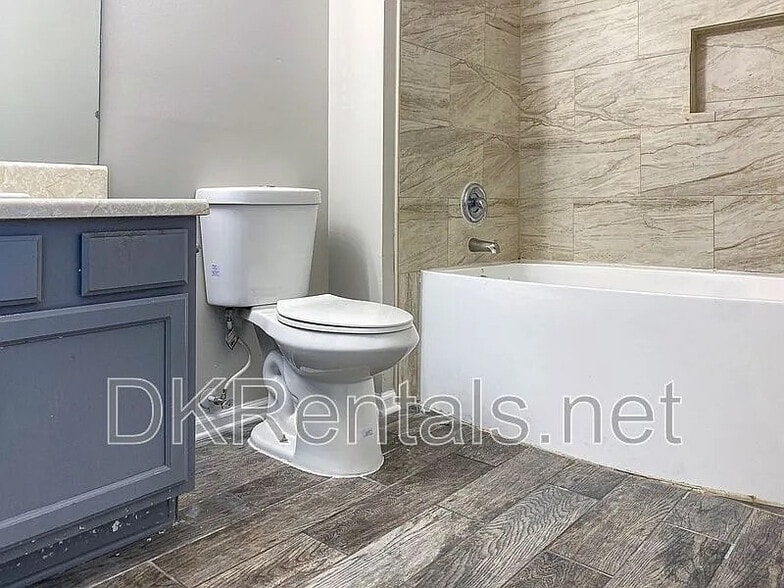 Building Photo - Room in Townhome on High Park Ln