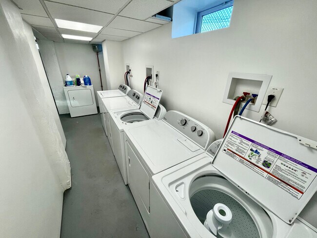 Building Photo - 18 Messenger St