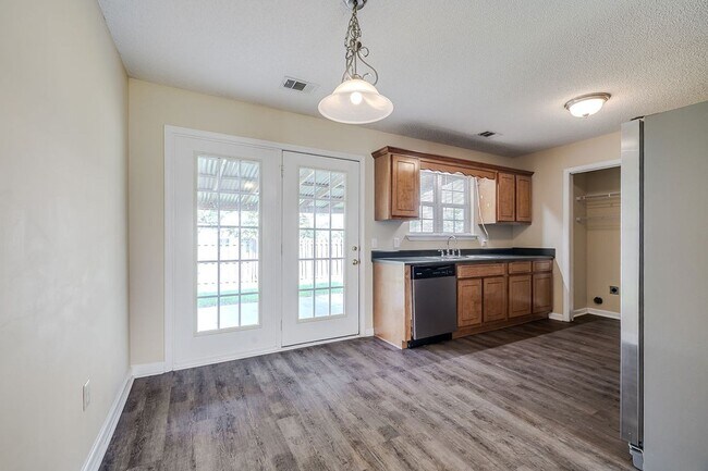 Building Photo - Move-In Ready 3-Bedroom Home with Fenced Backyard in Guyton!