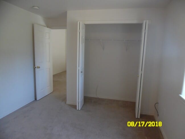 Building Photo - 565 NW Meadows Dr