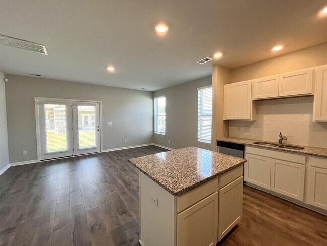 Building Photo - Beautiful Townhome in Columbia minutes to I-65!