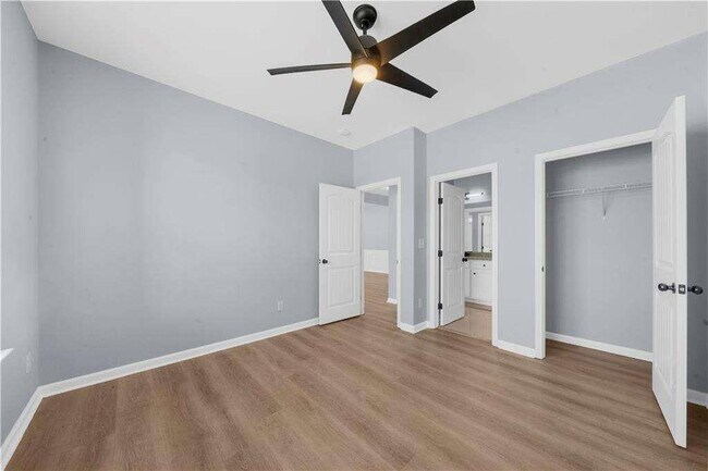 Building Photo - 5435 Mirror Lake Dr