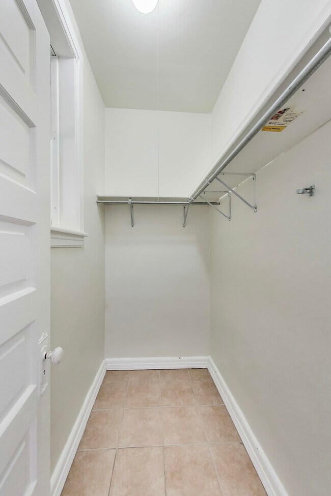 Building Photo - 2164 N Oakley Ave