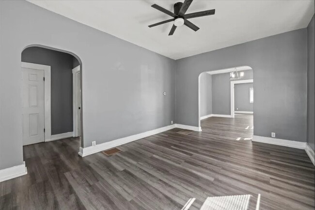 Building Photo - 409 N Temple Ave